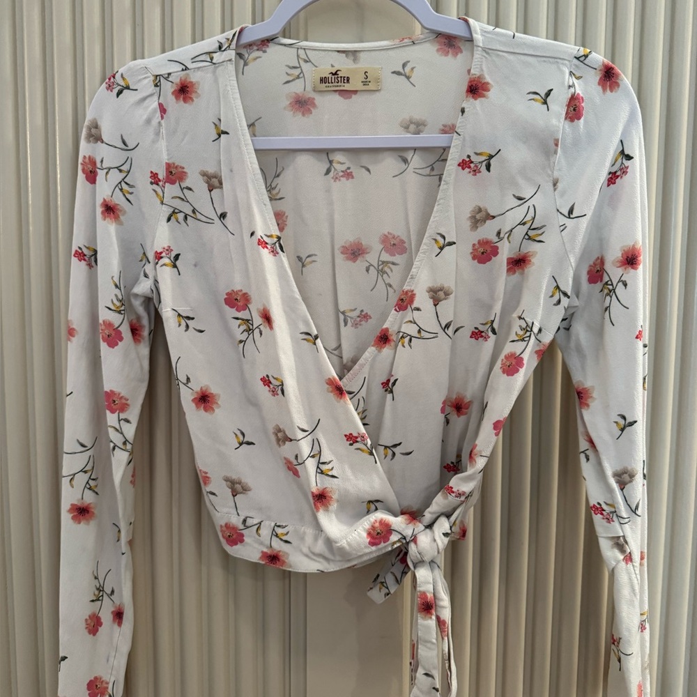 Hollister Women's Floral Wrap Blouse - White and Red